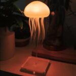 اباجورة ليد شكل قنديل بحر متحرك باضاءة الوان مختلفة - يعمل بالشحن