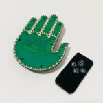 ⁦كف ليد مضيئ ب 3 اوضاع مختلفة مع ريموت للتحكم عن بعد للزجاج الخلفي  للسيارة⁩ - الصورة ⁦4⁩