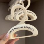 ⁦شماعة هوك ميني لتعليق وتنظيم الشنط داخل الدولاب⁩ - الصورة ⁦4⁩