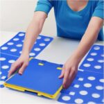 ⁦لوح طي لتطبيق الملابس والتيشيرتات وتنظيمها لتوفير المساحة داخل الدولاب⁩ - الصورة ⁦7⁩