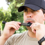 ⁦اسورة بوصلة للسفر والتخييم مدمجة بجزء قطع للاحبال للطوارئ⁩ - الصورة ⁦4⁩