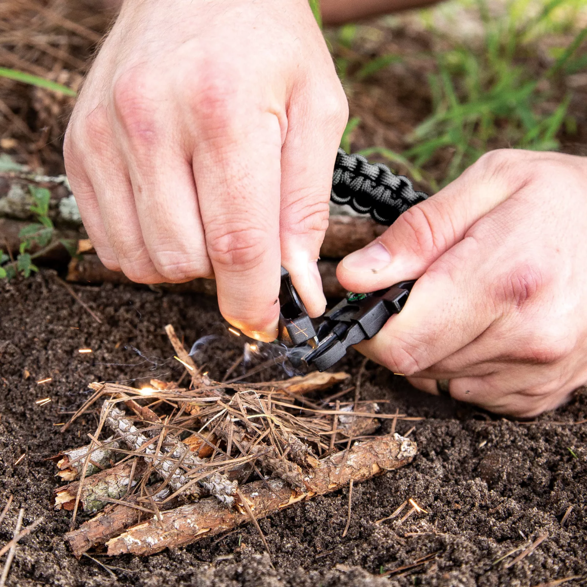 ⁦اسورة بوصلة للسفر والتخييم مدمجة بجزء قطع للاحبال للطوارئ⁩ - الصورة ⁦5⁩