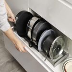 ⁦حامل ومنظم لاغطية الحلل والمقالي 7 خانات قابلة للتعديل⁩ - الصورة ⁦9⁩