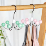 ⁦شماعة دوارة 360 درجة ب 6 هوك خشب  لتعليق الملابس والشنط  لتوفير مساحة داخل الدواليب⁩ - الصورة ⁦2⁩