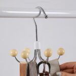 ⁦شماعة دوارة 360 درجة ب 6 هوك خشب  لتعليق الملابس والشنط  لتوفير مساحة داخل الدواليب⁩ - الصورة ⁦8⁩