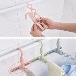 ⁦شماعة ملابس قابلة للطي ب 4 هوك مناسبة لوقت السفر والرحلات⁩ - الصورة ⁦4⁩