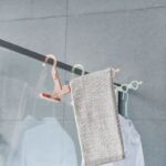 ⁦شماعة ملابس قابلة للطي ب 4 هوك مناسبة لوقت السفر والرحلات⁩ - الصورة ⁦7⁩