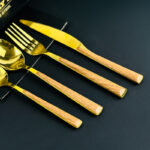 ⁦طقم معالق وشوك وسكاكين ستاليس ستيل جولد بيد خشب - 24 قطعة⁩ - الصورة ⁦4⁩