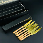 ⁦طقم معالق وشوك وسكاكين ستاليس ستيل جولد بيد خشب - 24 قطعة⁩ - الصورة ⁦5⁩