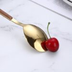 ⁦طقم معالق وشوك وسكاكين ستاليس ستيل جولد بيد خشب - 24 قطعة⁩ - الصورة ⁦6⁩