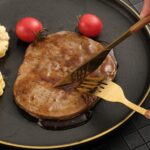 ⁦طقم معالق وشوك وسكاكين ستاليس ستيل جولد بيد خشب - 24 قطعة⁩ - الصورة ⁦8⁩