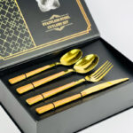 ⁦طقم معالق وشوك وسكاكين ستاليس ستيل جولد بيد خشب - 24 قطعة⁩ - الصورة ⁦2⁩