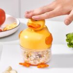 ⁦قطاعة ومفرمة يدوية للتوم والبصل والخضروات بشفرات ستاليس من الداخل  شكل بطة⁩ - الصورة ⁦2⁩