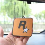 ميدالية تعلق علي مرايا السيارة  بشكل روك ستار