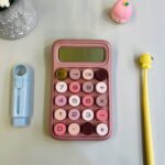 ⁦الة حاسبة بشاشة ديجيتال وازرار كبيرة للمكتب بتصميم ملون جذاب⁩ - الصورة ⁦2⁩