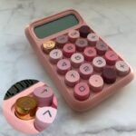 الة حاسبة بشاشة ديجيتال وازرار كبيرة للمكتب بتصميم ملون جذاب