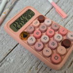 ⁦الة حاسبة بشاشة ديجيتال وازرار كبيرة للمكتب بتصميم ملون جذاب⁩ - الصورة ⁦3⁩