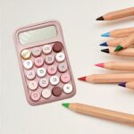 ⁦الة حاسبة بشاشة ديجيتال وازرار كبيرة للمكتب بتصميم ملون جذاب⁩ - الصورة ⁦4⁩