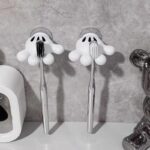 ⁦حامل سيليكون لفرش الأسنان مزود بهوك شفط للتعليق علي الحائط⁩ - الصورة ⁦2⁩