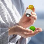 ⁦رول واقي الشمس ببكرة دوارة قابل لاعادة الملئ للسفر والخروجات - 100 مللي⁩ - الصورة ⁦4⁩