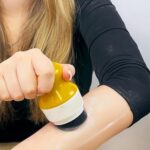 ⁦رول واقي الشمس ببكرة دوارة قابل لاعادة الملئ للسفر والخروجات - 100 مللي⁩ - الصورة ⁦7⁩