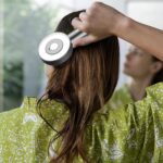 ⁦فرشة تدليك كهربائية لفروة الرأس ب3 سرعات بجزء مخصص للزيوت -تعمل بالشحن⁩ - الصورة ⁦2⁩