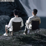 ⁦كرسي رحلات وتخييم قابل للطي مع مسند ضهر و جيب جانبي لحمل الموبايل⁩ - الصورة ⁦3⁩