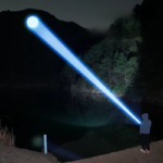 ⁦كشاف يدوي مزود بشاشة رقمية ب 4 اضاءات مختلفة قابل التعديل بخاصية الزوم⁩ - الصورة ⁦3⁩