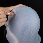 ⁦بونيه صبغة سيليكون مثقوب بفتحات لتوزيع اللون بدقة مع ابره للسحب⁩ - الصورة ⁦5⁩