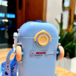 ⁦زمزمية بشاليموه شكل باص مجسم مع حزام كروس للمدرسة والنادي -500 مللي⁩ - الصورة ⁦7⁩