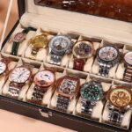 ⁦صندوق جلد لتنظيم الساعات مقسم الي 12 خانة بغطاء زجاجي محكم الغلق⁩ - الصورة ⁦3⁩