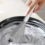 ⁦فرشاة بشعيرات من الستانلس ستيل لتنظيف الأواني والمقالي⁩ - الصورة ⁦2⁩