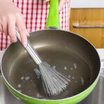 فرشاة بشعيرات من الستانلس ستيل لتنظيف الأواني والمقالي