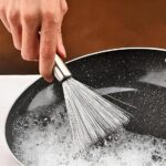 ⁦فرشاة بشعيرات من الستانلس ستيل لتنظيف الأواني والمقالي⁩ - الصورة ⁦8⁩