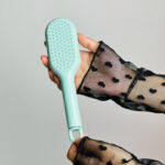 ⁦فرشة شعر لفك التشابك ذاتية التنظيف بتصميم قابل للسحب⁩ - الصورة ⁦3⁩