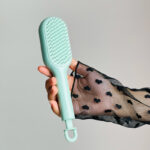 ⁦فرشة شعر لفك التشابك ذاتية التنظيف بتصميم قابل للسحب⁩ - الصورة ⁦5⁩