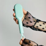 ⁦فرشة شعر لفك التشابك ذاتية التنظيف بتصميم قابل للسحب⁩ - الصورة ⁦4⁩