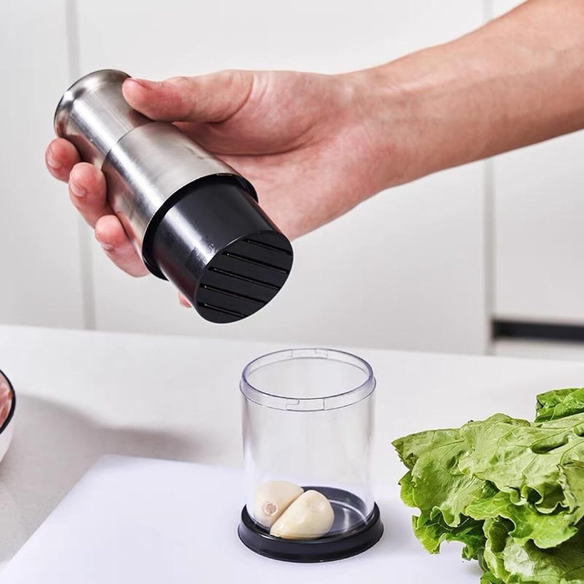 ⁦مفرمة يدوية بمكبس لهرس الثوم والخضروات مزودة بشفرات ستاليس من الداخل⁩ - الصورة ⁦2⁩