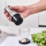 ⁦مفرمة يدوية بمكبس لهرس الثوم والخضروات مزودة بشفرات ستاليس من الداخل⁩ - الصورة ⁦2⁩