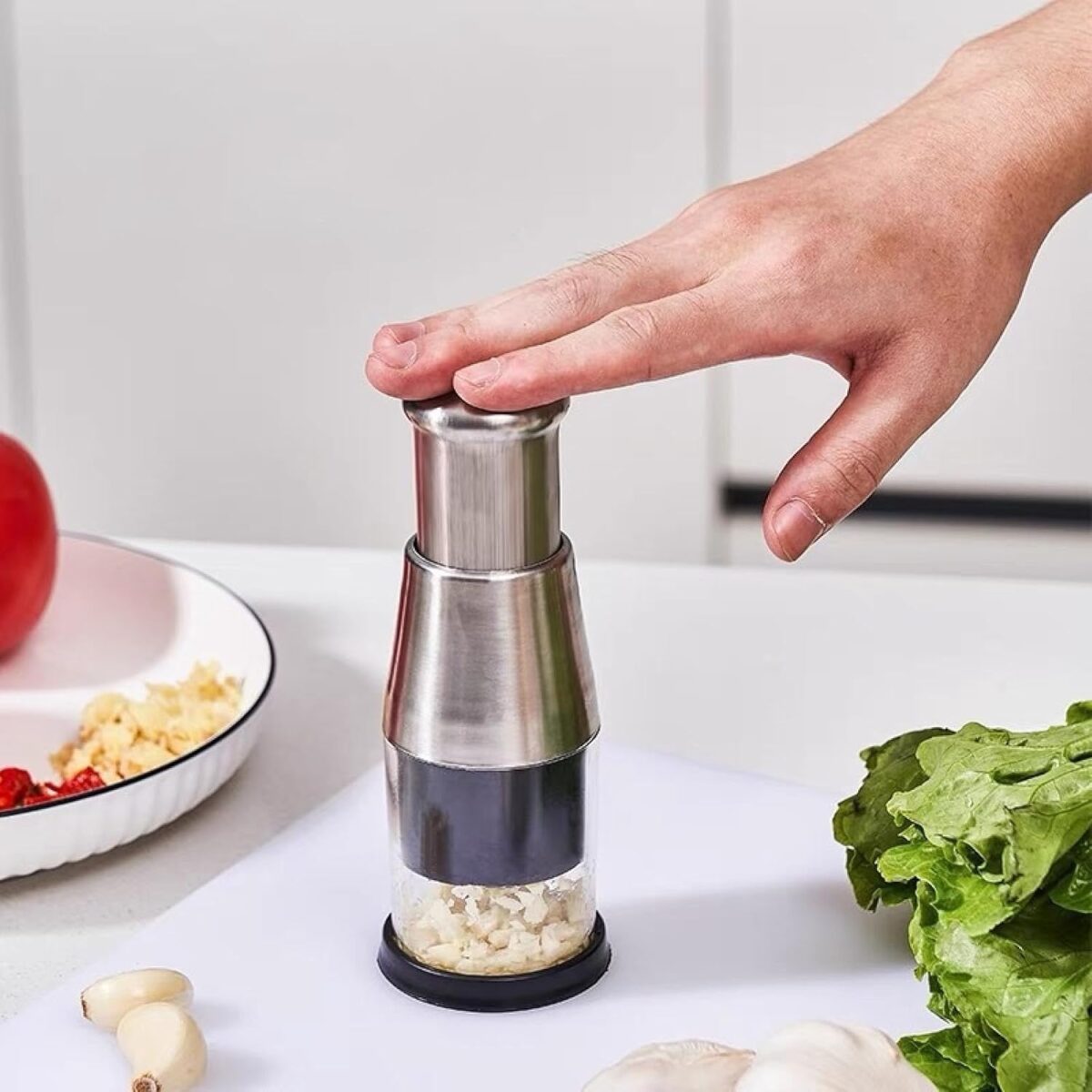 ⁦مفرمة يدوية بمكبس لهرس الثوم والخضروات مزودة بشفرات ستاليس من الداخل⁩ - الصورة ⁦3⁩