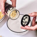 ⁦مفرمة يدوية بمكبس لهرس الثوم والخضروات مزودة بشفرات ستاليس من الداخل⁩ - الصورة ⁦4⁩