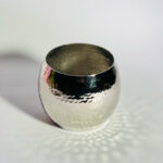 ⁦اصيص زرع من النحاس المزخرف لتجديد ديكور المنزل _ باللون الفضي⁩ - الصورة ⁦2⁩