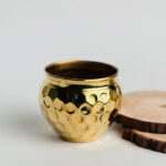 ⁦اصيص زرع وحامل شموع نحاس تصميم خليه نحل - باللون الذهبي⁩ - الصورة ⁦2⁩