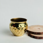 ⁦اصيص زرع وحامل شموع نحاس تصميم خليه نحل - باللون الذهبي⁩ - الصورة ⁦3⁩