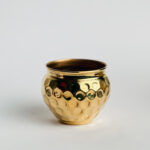 ⁦اصيص زرع وحامل شموع نحاس تصميم خليه نحل - باللون الذهبي⁩ - الصورة ⁦4⁩