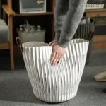 باسكت غسيل مرن بيد جلد  من الجانبين لحمل وتنظيم الملابس ولعب الأطفال - الصورة 3