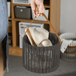 ⁦باسكت غسيل من البلاستيك المرن بتصميم مضلع بيد لسهولة الحمل⁩ - الصورة ⁦2⁩