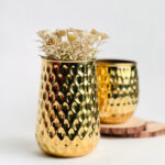 ⁦فازة زهور نحاس مزخرفة للديكور باللون الذهبي - 14 سم⁩ - الصورة ⁦2⁩