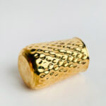 ⁦فازة زهور نحاس مزخرفة للديكور باللون الذهبي - 14 سم⁩ - الصورة ⁦4⁩