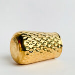 ⁦فازة زهور نحاس مزخرفة للديكور باللون الذهبي - 14 سم⁩ - الصورة ⁦5⁩